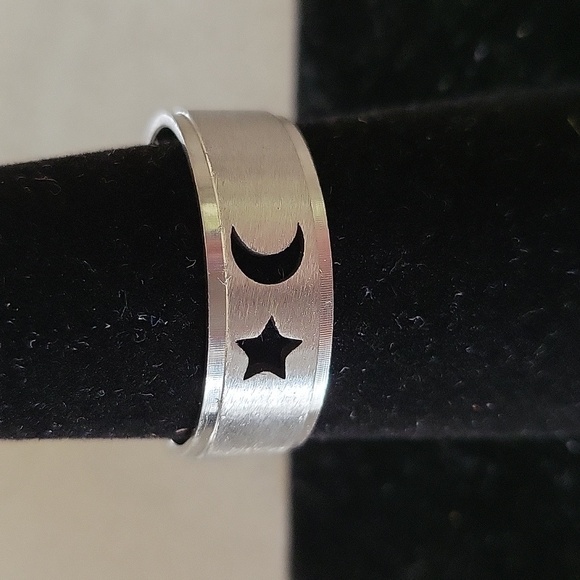 NWOT Moon and Star Ring - Picture 2 of 4